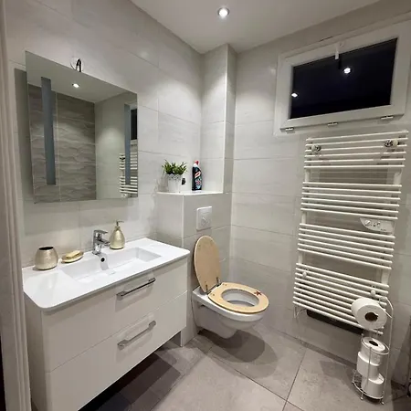 Maison 4 Chambres, Piscine Et Parking Privé