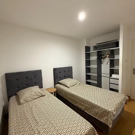 Maison 4 Chambres, Piscine Et 2 Places Parkings Prives Fermes بيت للعطل *