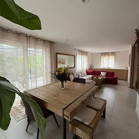 Maison 4 Chambres, Piscine Et 2 Places Parkings Prives Fermes Casa de Férias