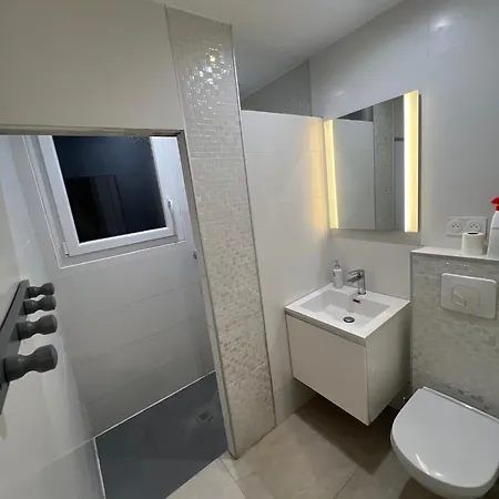 Maison 4 Chambres, Piscine Et 2 Places Parkings Prives Fermes * نيم