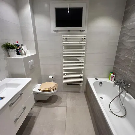 Maison 4 Chambres, Piscine Et Parking Privé *