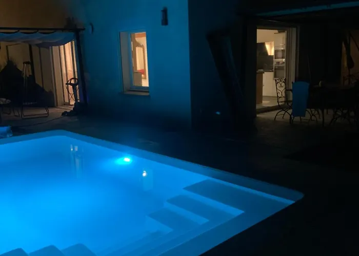 Maison 4 Chambres, Piscine Et 2 Places Parkings Prives Fermes بيت للعطل نيم