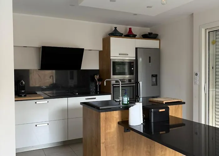 Maison 4 Chambres, Piscine Et 2 Places Parkings Prives Fermes نيم