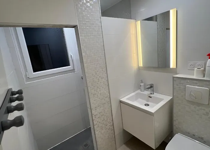 Maison 4 Chambres, Piscine Et 2 Places Parkings Prives Fermes * نيم