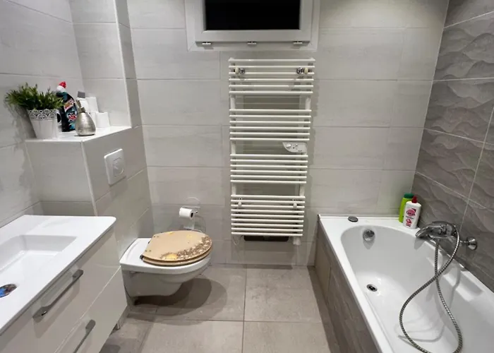 Maison 4 Chambres, Piscine Et 2 Places Parkings Prives Fermes *